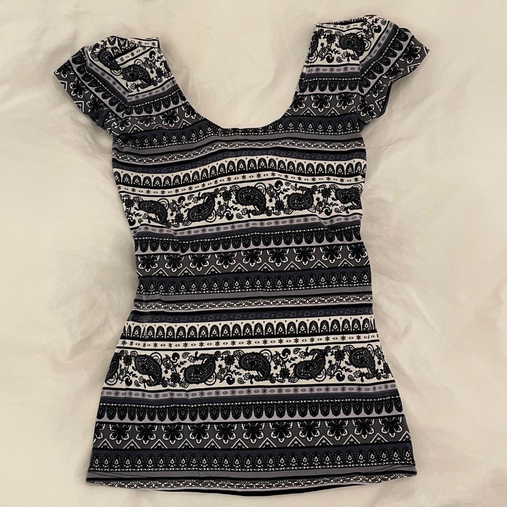 PRINTED FITTED TOP WITH OPEN TWIST BACK
